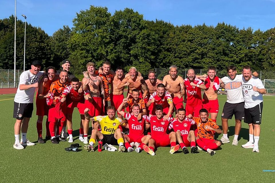 Das Siegerbild: Die SpVg Rheindörfer bejubelt den 5:2-Sieg zu Gast bei Germania Zündorf. Das Siegerbild: Die SpVg Rheindörfer bejubelt den 5:2-Sieg zu Gast bei Germania Zündorf.