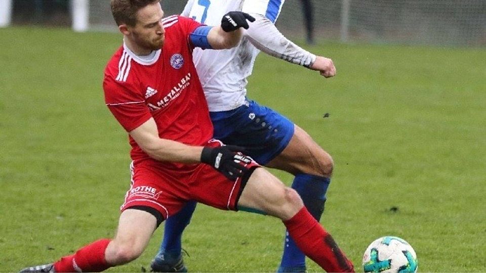 Unglücklich: Der Klosterfelder Kapitän Morton Jechow (im Vordergrund) verletzte sich gegen den VfB Hermsdorf.  ©Dirk Schaal