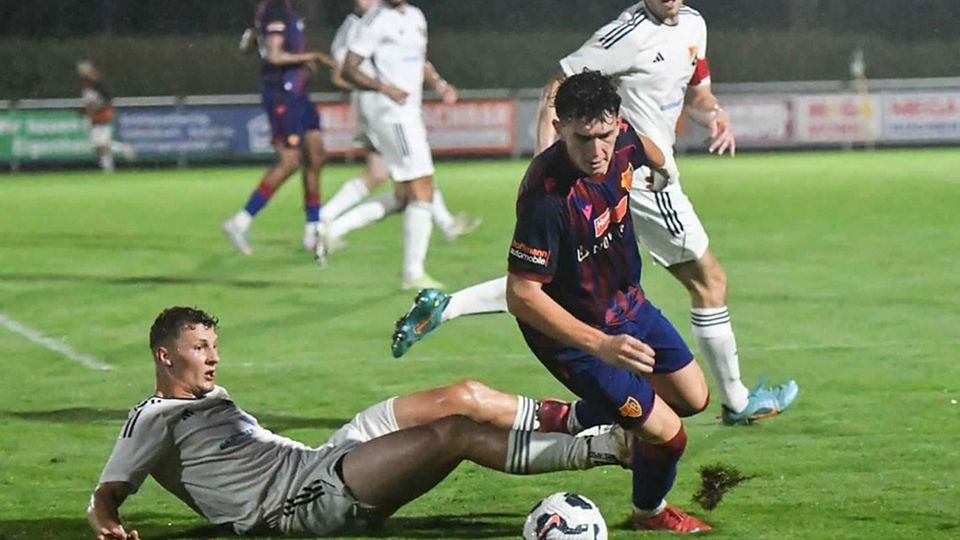  Alle Hände voll zu tun: Nico Klein (links) und die Laufenburger unterlagen der U21 des FCB im Finale des Grieshaber Cups mit 1:6. | Foto: Jürgen Rudigier	