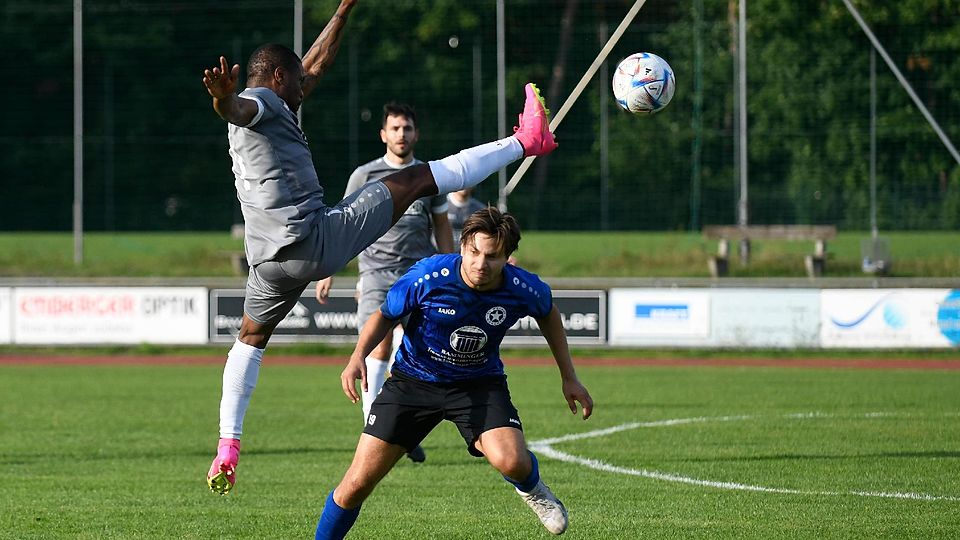 Großen Einsatz zeigten Thankgod Asoegwu (li.) und der BCF Wolfratshausen am Dienstagabend gegen Wacker München und holten sich am Ende einen etwas glücklichen 3:2-Heimsieg.