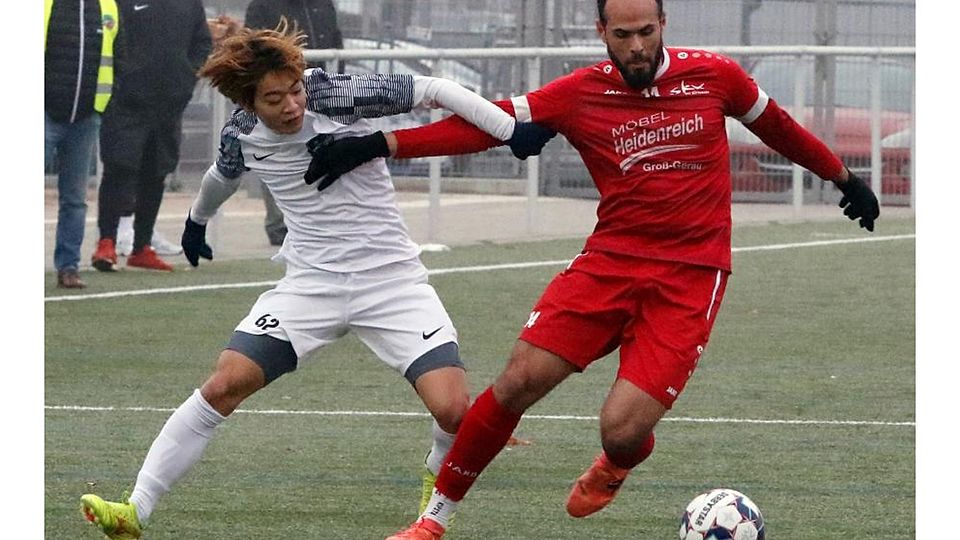 Dersim-Spieler Yuta Omori (links) und Issam Laghouali von der SKV Büttelborn duellieren sich um den Ball. Während Dersim nochmal ran muss, hat Büttelborn bereits Winterpause.	Foto: Andre Dziemballa