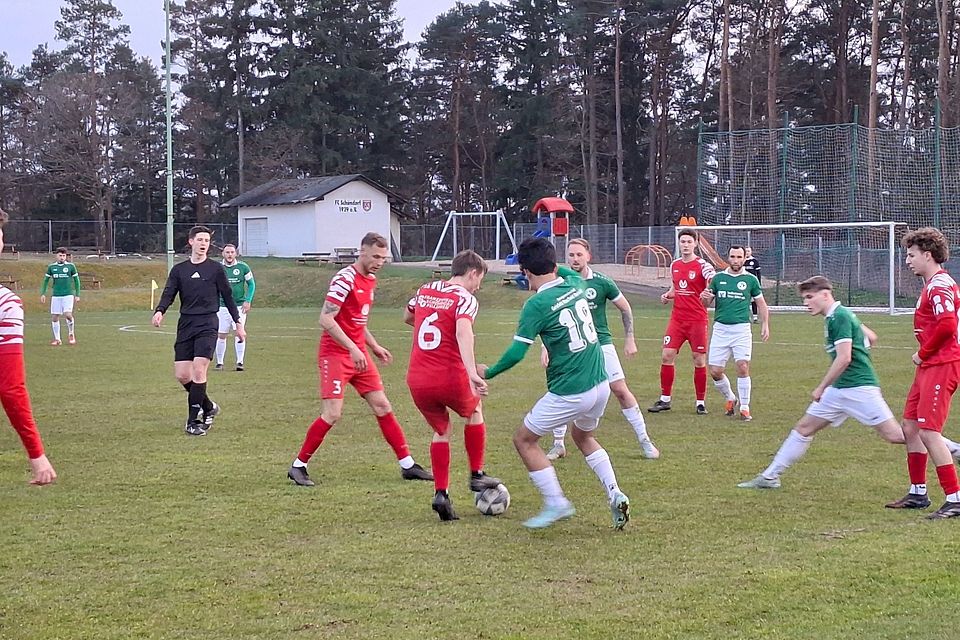 Viel Kampf, wenig spielerische Linie: Das Kellerduell in Schöndorf war erwartungsgemäß kein fußballerischer Leckerbissen, hatte aber immerhin vier Tore und eine spannende Schlussphase zu bieten.