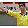 Klare Anweisungen: Der 16-jährige Nuhat Tuncel zählt zu den hoffnungsvollsten Schiedsrichter-Talenten im Fußballkreis Paderborn. Foto: Tim Feldmann