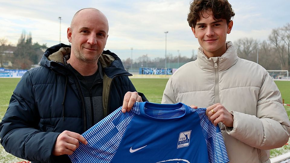 Till Pleuger (links) freut sich, dass Linus Wimmer wieder das Trikot des TSV Schott Mainz trägt.