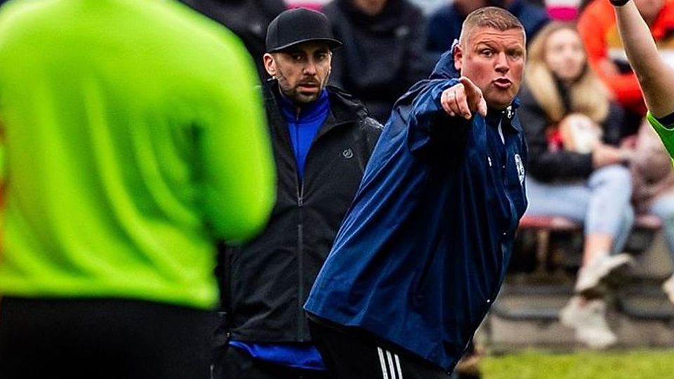 Stephan Anschütz (rechts) übergibt den "Chefplatz" auf dem Trainerstuhl an René Barth (dahinter).