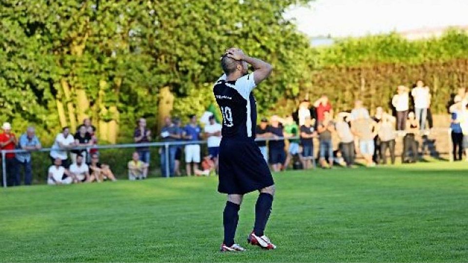 Leidenszeit  für die Fußballer des TSV Schmiden in Hohenacker: Bastian Csintalan    nach der Niederlage im Elfmeterschießen Patricia Sigerist