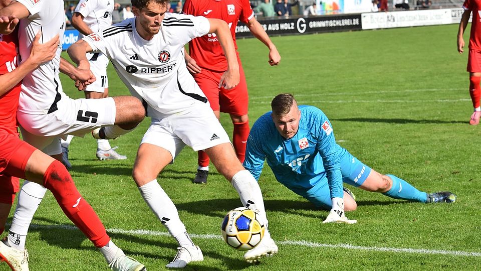 Hofft mit seinem Team auf das nächste Erfolgserlebnis: Markus Baum (v.), Innenverteidiger von Victoria Clarholz.