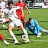 Hofft mit seinem Team auf das nächste Erfolgserlebnis: Markus Baum (v.), Innenverteidiger von Victoria Clarholz.