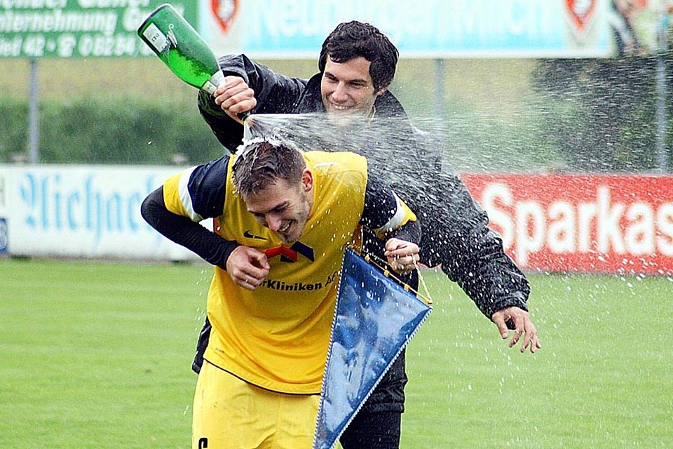 Feucht fröhlich feierten die Pipinsrieder den Aufstieg in die Bayernliga. Dominik Schön duschte Spielertrainer Tobias Strobl. F.: R. Eberle Feucht fröhlich feierten die Pipinsrieder den Aufstieg in die Bayernliga. Dominik Schön duschte Spielertrainer Tobias Strobl. F.: R. Eberle