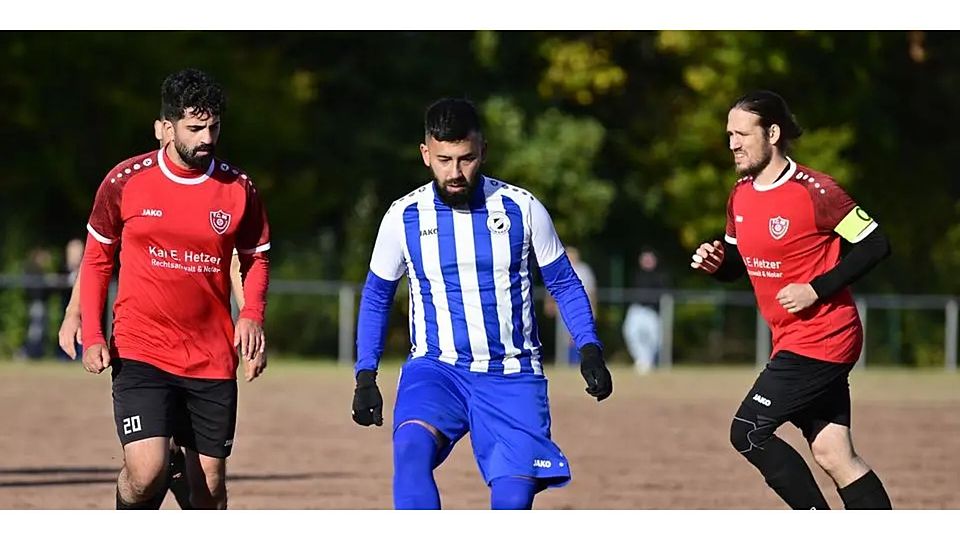Der Donsbacher Osman Aktas setzt zum Schnittstellenpass an. Links beobachtet Furkan Cakmak, rechts Marc Lacher vom FC Flammersbach, was passieren wird: Der Ball wird zur Ecke abgewehrt. © Henrik Schneider