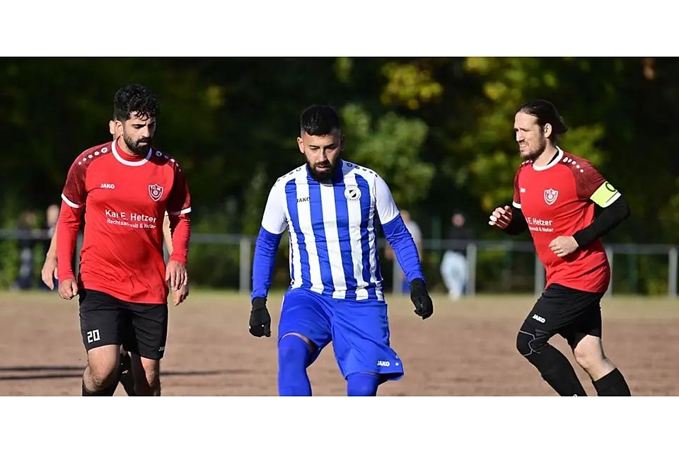 Der Donsbacher Osman Aktas setzt zum Schnittstellenpass an. Links beobachtet Furkan Cakmak, rechts Marc Lacher vom FC Flammersbach, was passieren wird: Der Ball wird zur Ecke abgewehrt. © Henrik Schneider