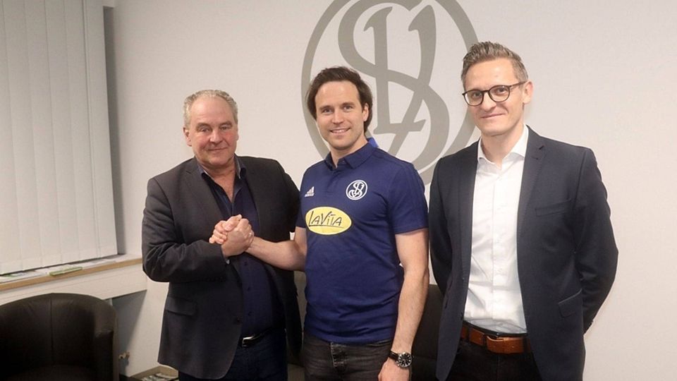 SpVgg-Vorsitzender Manfred Maier (li.) und Sportvorstand Benedikt Neumeier (re.) begrüßen den neuen Coach Georg Sewald 