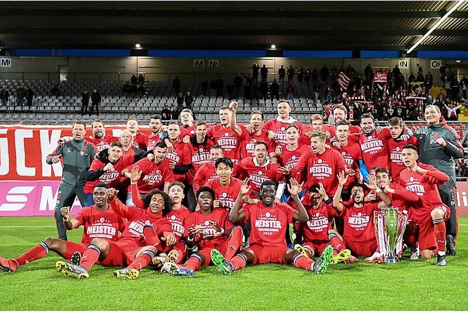 Der FC Bayern II feierte 2019 den Titel mit dem Pokal (rechts unten im Bild), den die Mannschaft kurz zuvor bei einem internationalen Turnier gewonnen hatte.