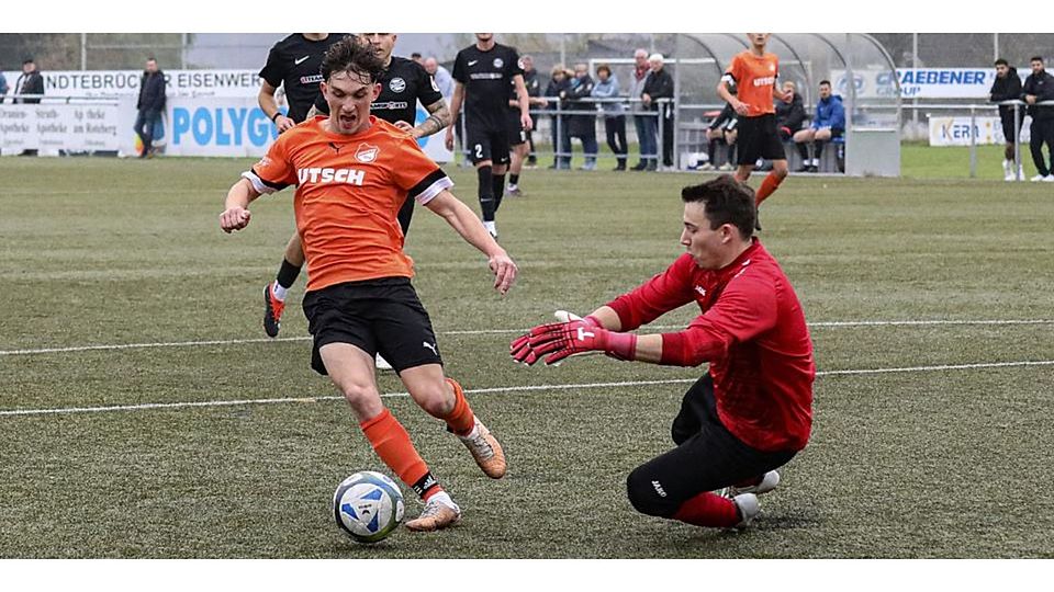 Szene aus dem Topduell zwischen dem SSV Frohnhausen II und der SG Ambach: Der Oranier Dorian Gojanaj (l.) stürmt auf das Gehäuse der SG Ambach zu. Torhüter Daniel Holländer verhindert einen Treffer. Foto: Lorenz Pietzsch © Lorenz Pietzsch