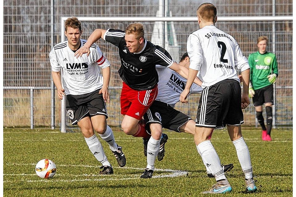 Alleine gegen drei Gegenspieler: Brunsbüttels Leon Evulet nimmt es mit Lutz Christiansen,  Björn Weide und Jakob Spreckelsen (v.li.) auf. Foto: oj