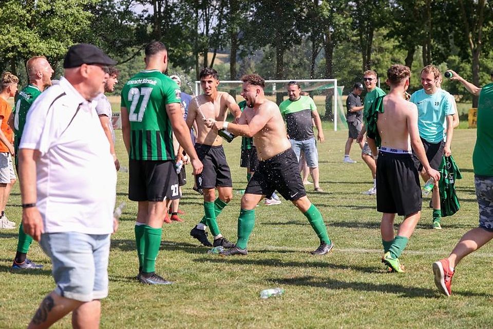 Ausgelassene Stimmung: Eintracht Bürstadt spielt auch in der kommenden Saison in der Fußball-Gruppenliga. Die Bürstädter sicherten sich den Klassenerhalt durch ein 3:3 beim FV Mümling-Grumbach,der wiederum absteigt. 