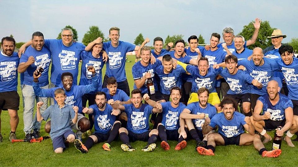 So wirklich zugetraut hatte sich die Mannschaft des TSV Neu-Ulm diesen Coup vor Saisonbeginn selbst nicht. Umso ausgelassener war der Jubel, als nach dem 3:1-Sieg im letzten Spiel gegen Neenstetten der Wiederaufstieg in die Landesliga unter Dach und Fach war. 	F.: Horst Hörger