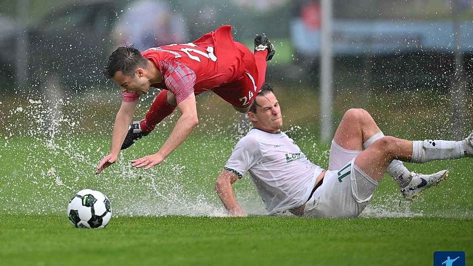 Nach zwei packenden Partien - samt Wasserschlacht im Hinspiel - setzte sich TS Ober-Roden (in rot) gegen den VfR Fehlheim (weiße Trikots) im Elfmeterschießen durch und hatte die Chance, die Verbandsliga Süd im Endspiel gegen den FC Neu-Anspach doch noch zu halten. Ohne Erfolg, denn gegen den FC setzte es abermals im Elfmeterschießen eine Niederlage.