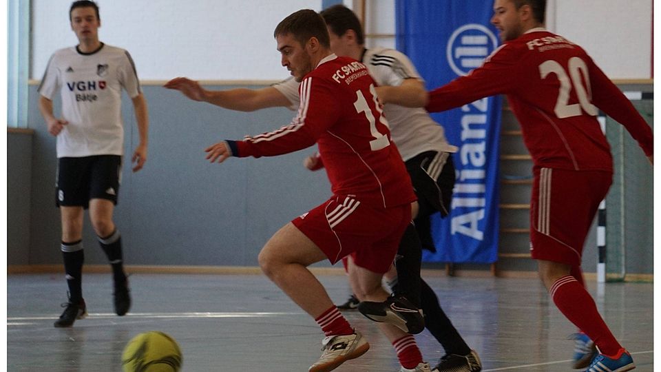 Dem TSV Wallhöfen in den weißen Trikots langte gegen dem FC Sparta Bremerhaven ein torloses Remis, um vor den Seestädten in die Zwischenrunde einzuziehen. Foto: Volker Schmidt