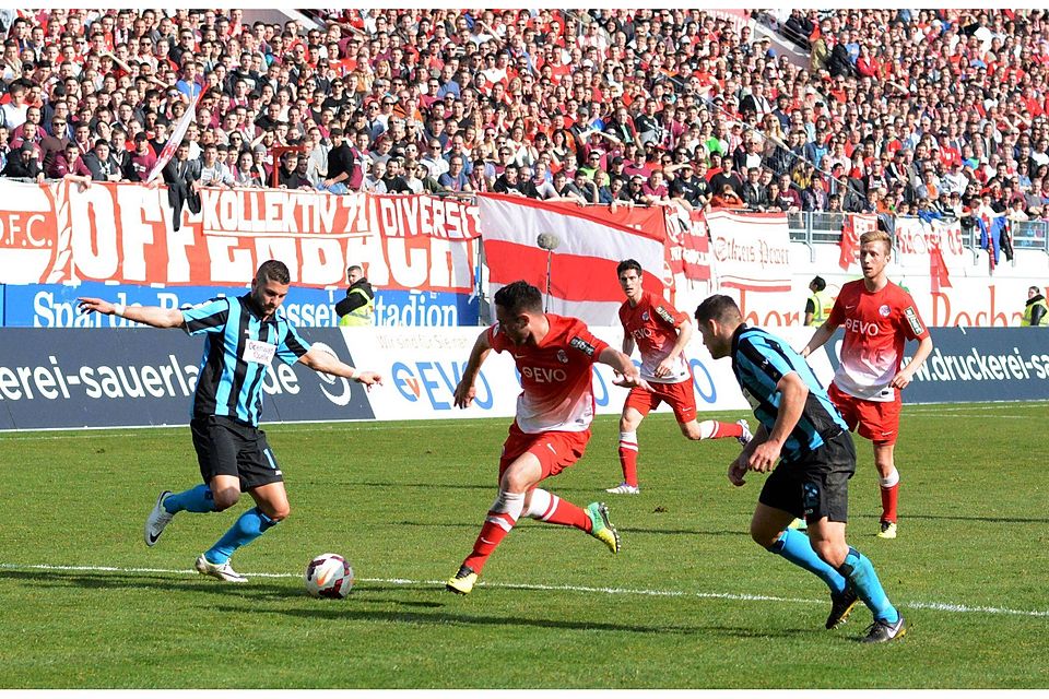 Über 10.000 Zuschauer sahen die Partie Kickers Offenbach - SV Waldhof Mannheim.   F: Naghashian
