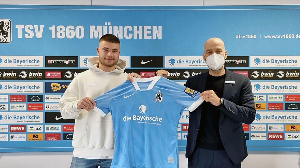 Nathan Wicht mit Günther Gorenzel nach der Vertragsunterschrift beim TSV 1860 München.