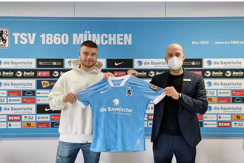 Nathan Wicht mit Günther Gorenzel nach der Vertragsunterschrift beim TSV 1860 München.