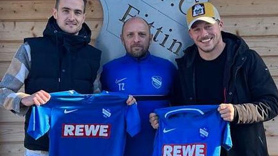 Verstärkung für Trainer Thomas Zellermeyr (M.): Andreas Kostorz (l.) und Michael Schrödl (r.) kommen zur neuen Saison zum FC Eitting.