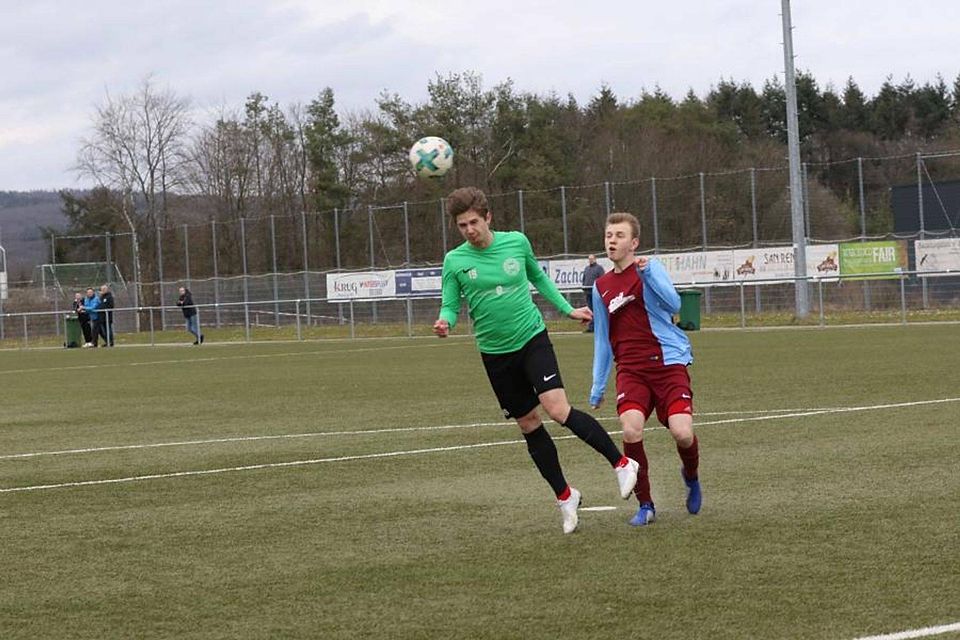 Gladenbacher Lufthoheit: Jonas Schaub fängt den Ball mit Köpfchen vor dem Marburger Bastian Sasse ab. 	Foto: Jens Schmidt