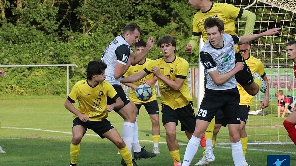 Wie eine Flipperkugel sauste der Ball durch den Strafraum und schließlich per Eigentor ins Gersthofer Netz. Von links Luca Zamfir, Raphael Mahler,  Jermaine Meilinger, Adnan Muminovic, Christian Vogel und Andreas Hummel.