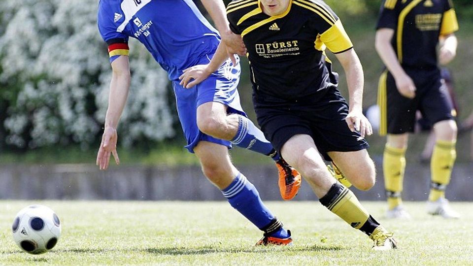 Florian Merz (li.), Kapitän und Spielmacher der SG Frohnstetten/Storzingen (hier gegen den SV Ölkofen), ist einer von drei SG-Spielern unter den besten Zehn der Torjägerliste. Archiv-Foto: Thomas Warnack