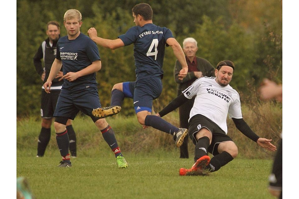 Bereits im Hinspiel ging es gut zur Sache. Archivbild: Wolff