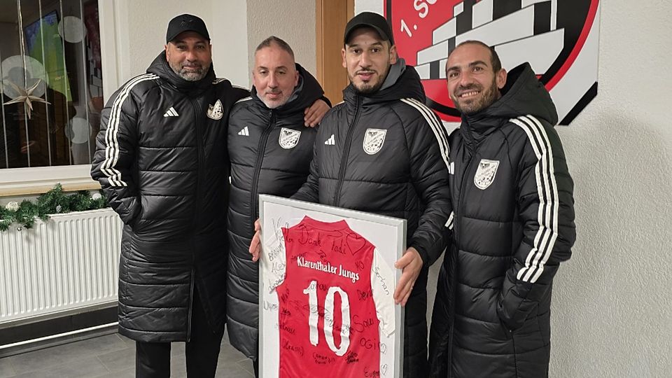 Das Foto zeigt (von links nach rechts) Sportdirektor Rachid Rahou, Trainer Saki Politis, Trainer Fadi Semun (zweite Mannschaft) und Lorenzo Velardita.