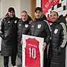 Das Foto zeigt (von links nach rechts) Sportdirektor Rachid Rahou, Trainer Saki Politis, Trainer Fadi Semun (zweite Mannschaft) und Lorenzo Velardita.