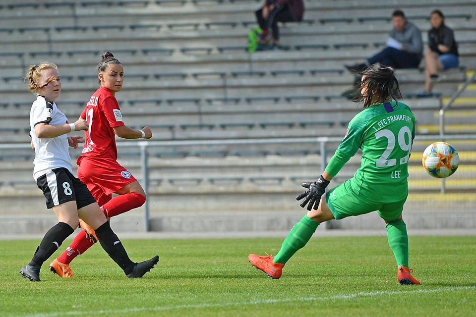 Die Entscheidung: Arminias Torjägerin Sarah Grünheid (rotes Trikot) trifft zum 2:0 gegen den 1. FFC Frankfurt II.