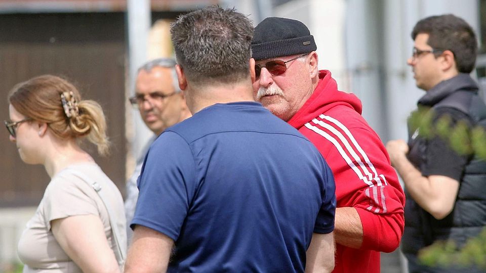 Puchs neuer Coach Uwe Slowik (in Rot) hat zuletzt schon bei seinem neuen Team zugeschaut.
