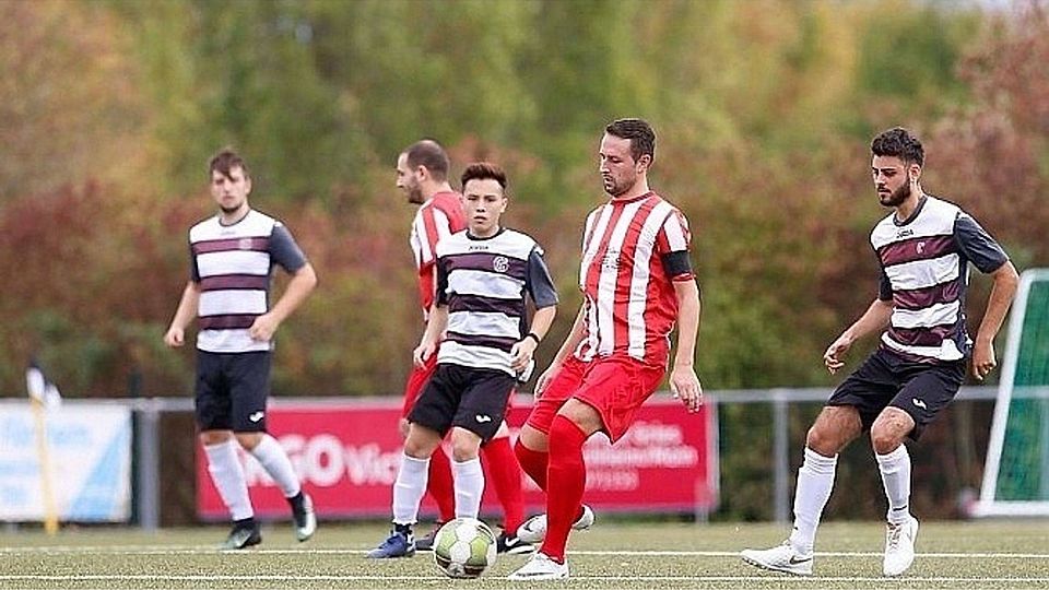 Der Kapitän des Türk FC Hattersheim, Ivan Djurdjevic (am Ball), war mit seinem Ausgleichstreffer der Wegbereiter für den Siegs in Neuenhain. F: Lorenz