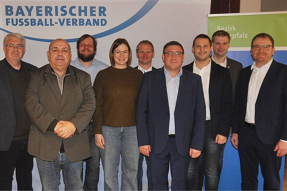 Die Köpfe des Oberpfälzer Schiedsrichterwesens um den alten und neuen Bezirks-Obmann Markus Weigert (Vierter von rechts).