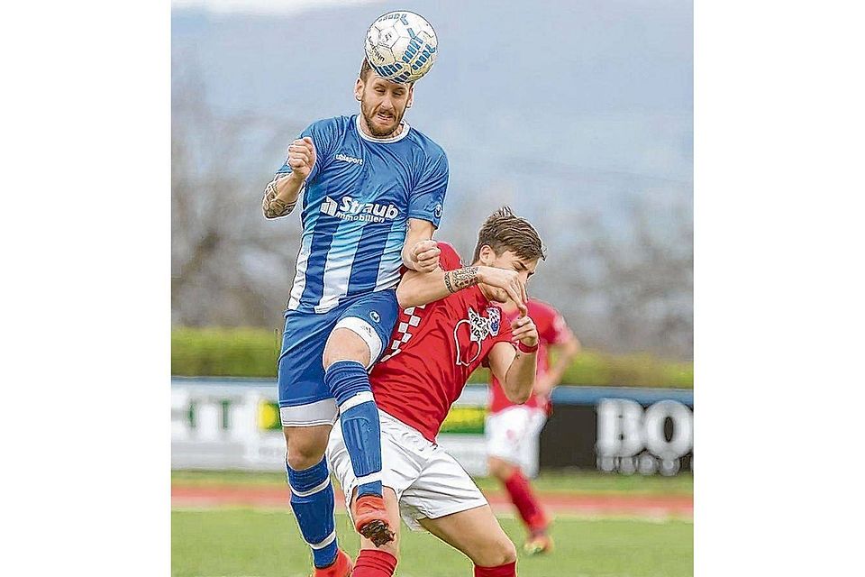 Metzingens Bastian Bischoff (links) im Zweikampf mit Mario Nikolovski. Metzingens Bastian Bischoff (links) im Zweikampf mit Mario Nikolovski.