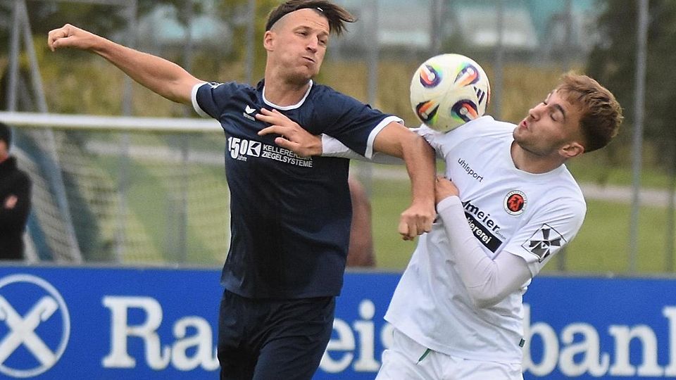 Oberweikertshofens Spielertrainer Simon Schröttle gegen Pfaffenhofen