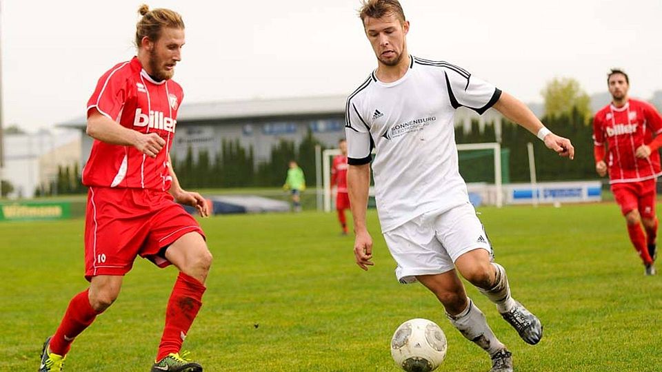 Tobias Huber (am Ball) bleibt Spielercoach des TSV Gangkofen F: Feldl