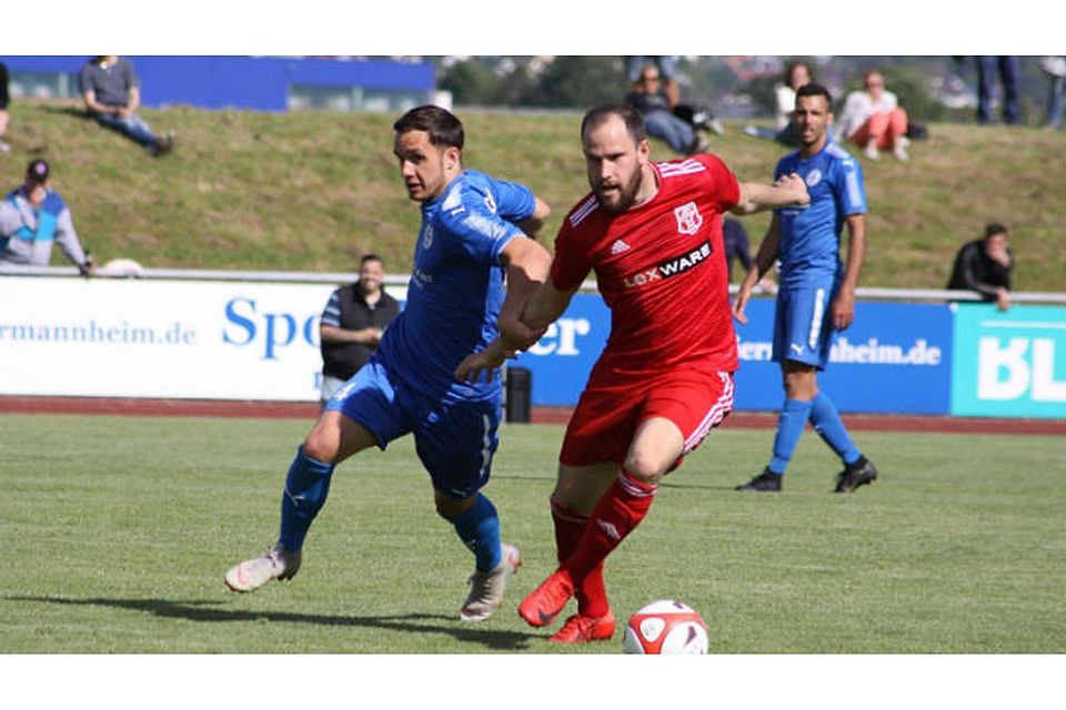 Kevin Senftleber (rotes Trikot) bereitete das 1:0 für den FFC hervorragend vor. | Foto: Andreas Klein