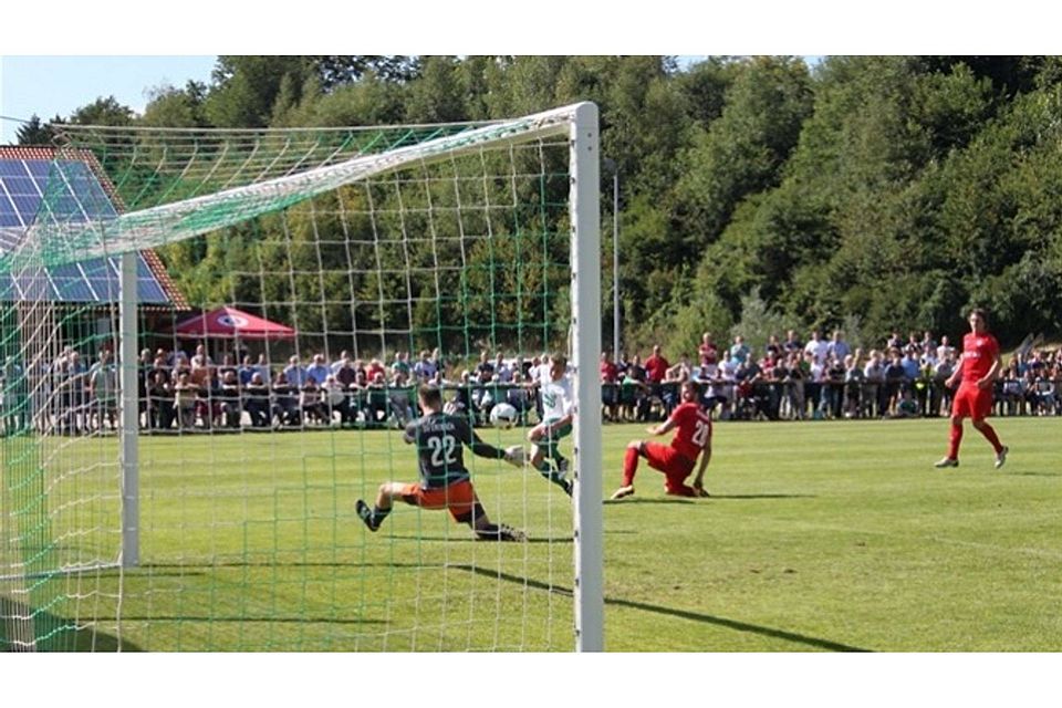 Fabian Rasch (grün-weiß) erzielt den ersten Landesliga-Treffer des TV Aiglsbach in der Vereinsgeschichte. Fotos: Roloff