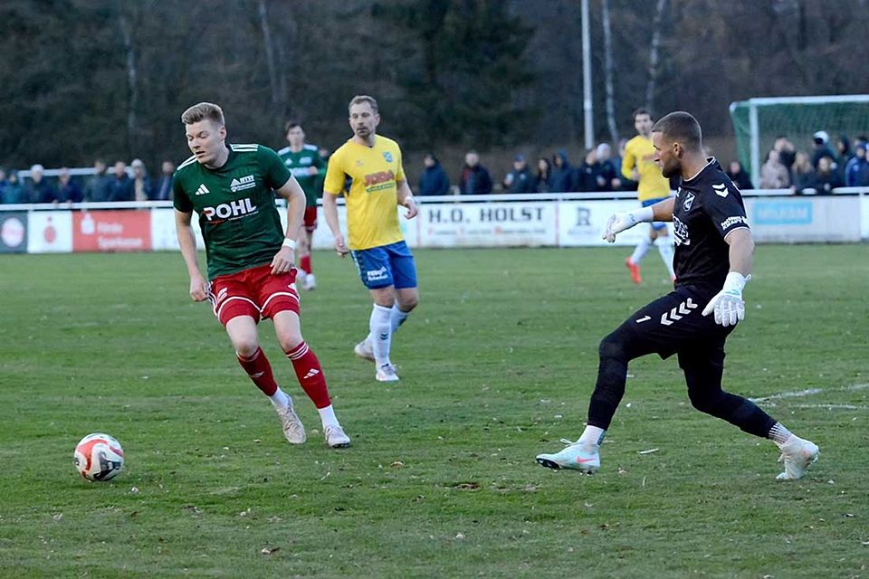 Tofe-Keeper Fabian Landvoigt klärt vor Fabian Engbrecht (MTSV Hohenwestedt).