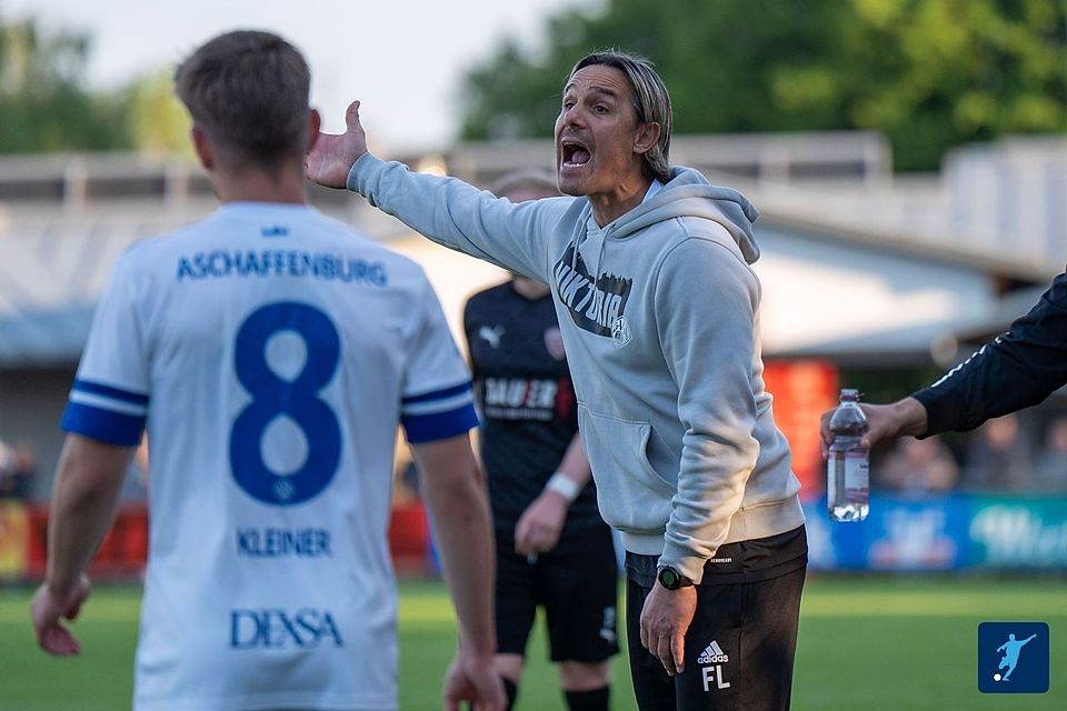 War nach einer desolten Anfangsphase seiner Elf in Buchbach der Verzweiflung nahe: Viktoria-Coach Felix Luz (re.). Noch ist aber der Abstieg nicht besiegelt, Aschaffenburg bekommt noch eine Chance. War nach einer desolten Anfangsphase seiner Elf in Buchbach der Verzweiflung nahe: Viktoria-Coach Felix Luz (re.). Noch ist aber der Abstieg nicht besiegelt, Aschaffenburg bekommt noch eine Chance.