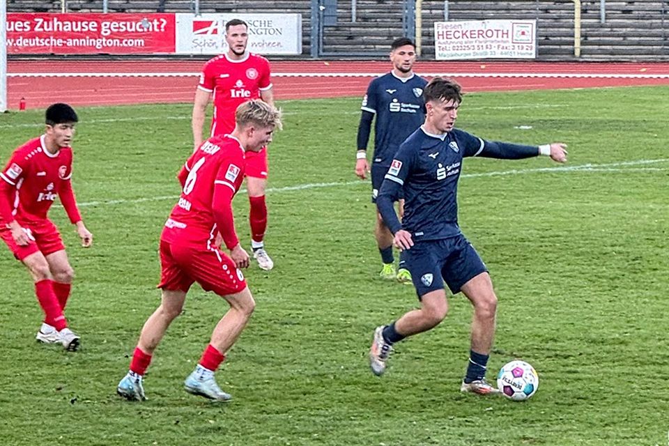 Viel deutet daraufhin, dass der VfL Bochum II (in Blau) und die Sportfreunde Siegen (in Rot) das Rennen machen. Doch es wartet noch ein lange Rückrunde mit nochmals 19 Spieltagen.