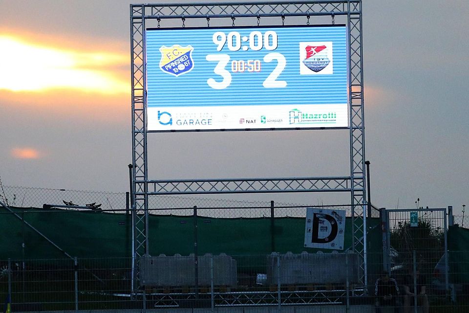 Abendstimmung in Pipinsried: Die Zuschauer bekamen in der NAT-Arena eine spektakuläre Regionalligabegegnung mit fünf Toren zu sehen.