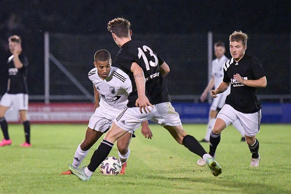 Künftig dribbelt Marcel Onwudiwe (in Weiß) seine Gegenspieler in der Bayernliga aus.