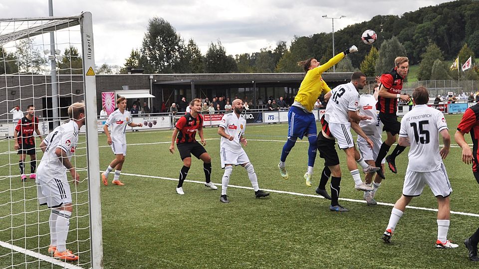 Freienbachs Keeper Diego Yanz wehrt sich faustend.