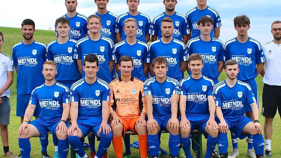 Der SV Eurasburg-Beuerberg in der Saison 2022/23: (hi., v.li.) David Nocker, Simon Huber, Florian Praxmarer, Manuel Ludwig, Tobias Niggl, (Mi., v.li.) Betreuer Kilian Mannhardt, Niklas Nocker, Valentin Seelbach, Christian Bauer, Michael Kerschbaumer, Christian Martner, Leander Harréus, Simon Stevens, Trainer Felix Jung, (vo., v.li.) Michael Endres, Georg Holzer, Andreas Schwaighofer, Fabian Kreuzig, Josef Geiger, Jan Leyding. Es fehlen Lukas Bergmoser, Julian Jäger, Marco Endres, Dominik, Hoffmann, Stefan Klostermair, Luca Klein, Bela Burger, Peter Disl und Martin Seelbach.