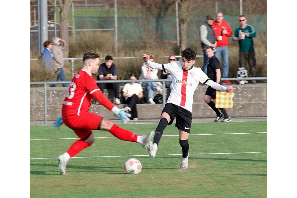 Chancenwucher: Emin Aykir (rechts) erzielte zwar in dieser Szene den 1:1-Ausgleich für RW Darmstadt gegen Pars Neu-Isenburg (links Torwart Yannick Zummack). Doch die Rot-Weißen ließen eine Vielzahl bester Möglichkeiten aus und verloren in der Fußball-Verbandsliga prompt mit 2:3. Foto: Peter Henrich Chancenwucher: Emin Aykir (rechts) erzielte zwar in dieser Szene den 1:1-Ausgleich für RW Darmstadt gegen Pars Neu-Isenburg (links Torwart Yannick Zummack). Doch die Rot-Weißen ließen eine Vielzahl bester Möglichkeiten aus und verloren in der Fußball-Verbandsliga prompt mit 2:3. Foto: Peter Henrich